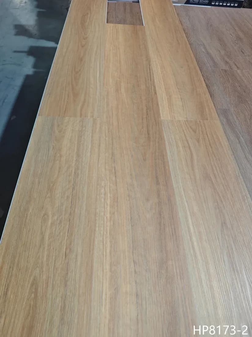 Classic Spotted Gum hybrid flooring colour HP8173-2